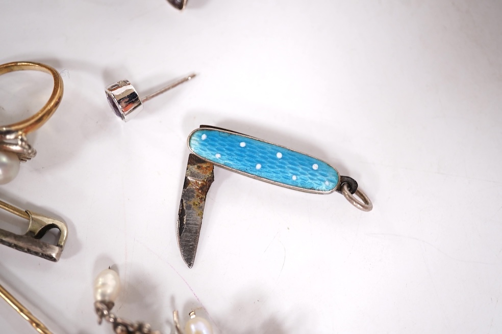 A small quantity of assorted mainly costume jewellery and other items, including a paste set buckle, two cut steel ornaments, a 10k and cultured pearl set ring, enamelled pencil, tortoiseshell lorgnettes, an Edward I Iri